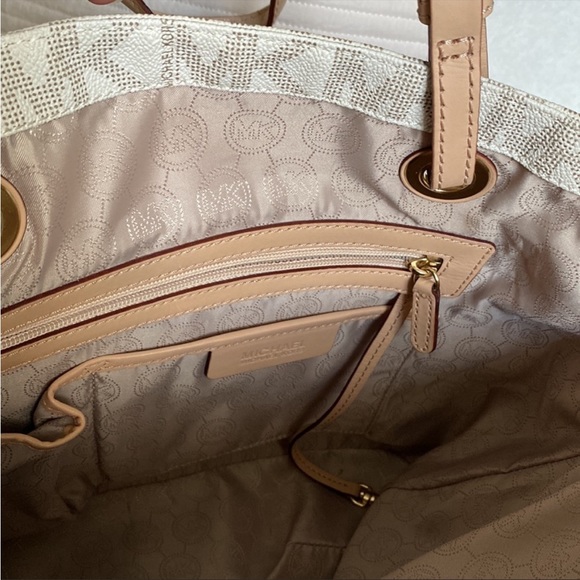 Michael Kors tote - Picture 5 of 16